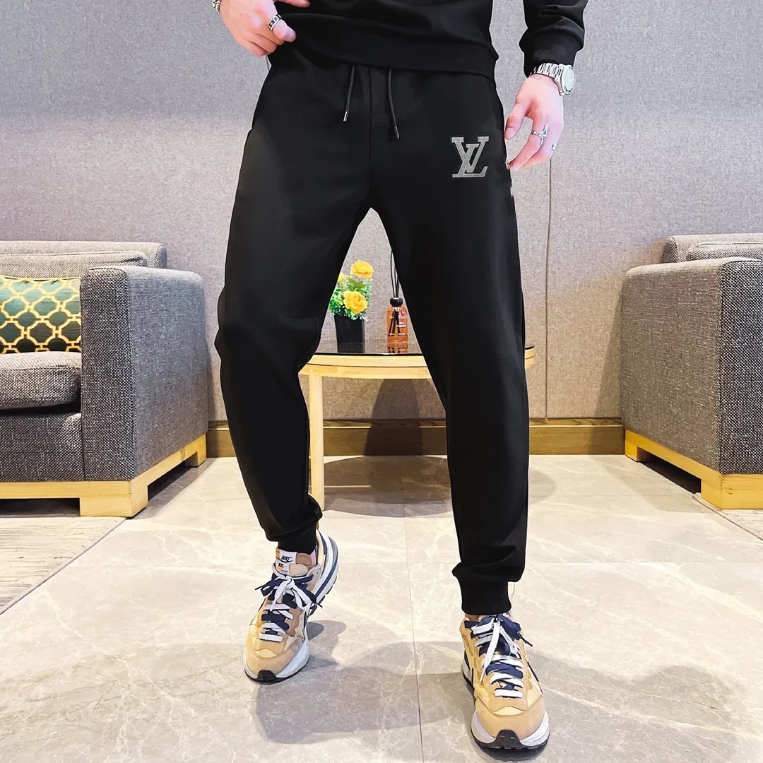 🅿️420 [LV Louis Vuitton] (Fat Man Gospel) hot-selling suit is coming. Focus on the original version of the official website. 2025 new hot-selling cardigan and sweatshirt suit. The original order is the best. 🇭🇰The meticulous work of top designers. Just for a fitting and perfect upper body effect. All-natural high-quality Roman cotton 100%, close-fitting comfort, noble and elegant! Original hardware embodies elegance and nobility! Counter size: M-5XL (maximum wear up to 220 pounds)